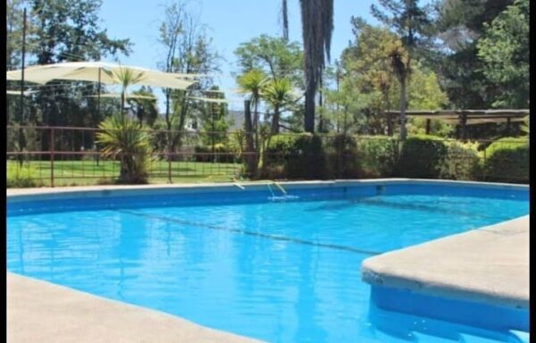 ¡Ven a disfrutar de un día de piscina! 🌲 entrada por persona a parcela para eventos y paseos a pasos de Peñablanca.